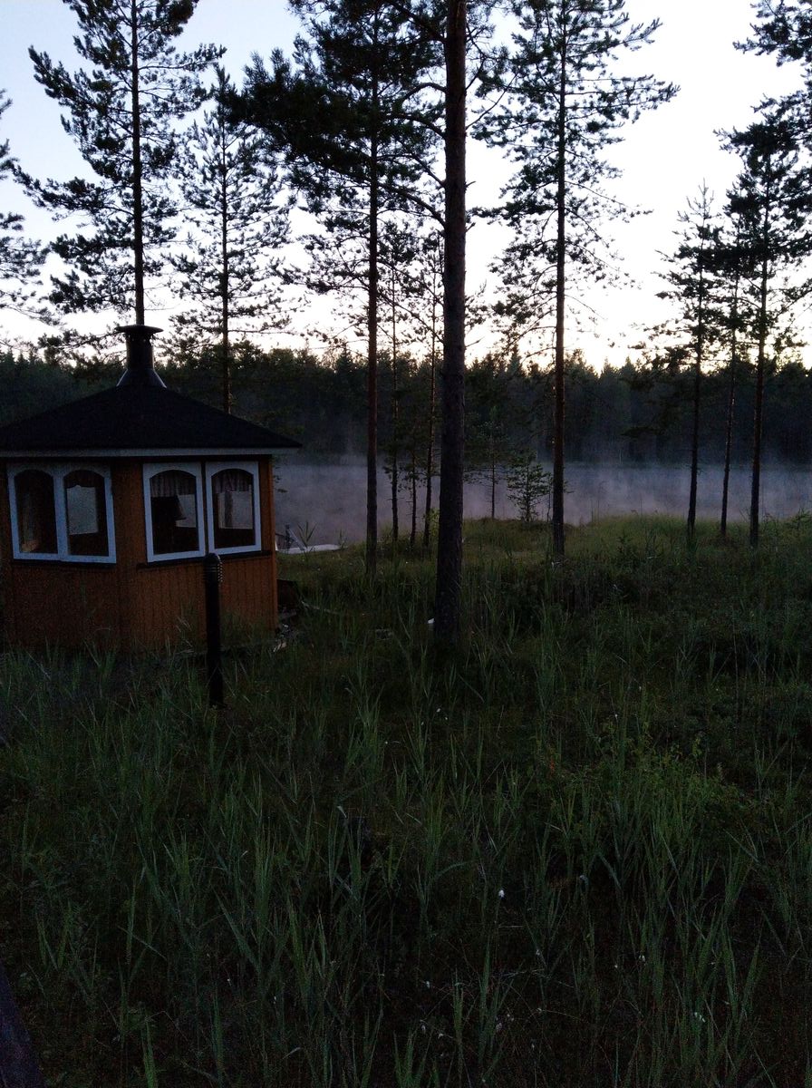 Fedett grillhelyiség és a gőzölgő tó, a fehér éjszakában.