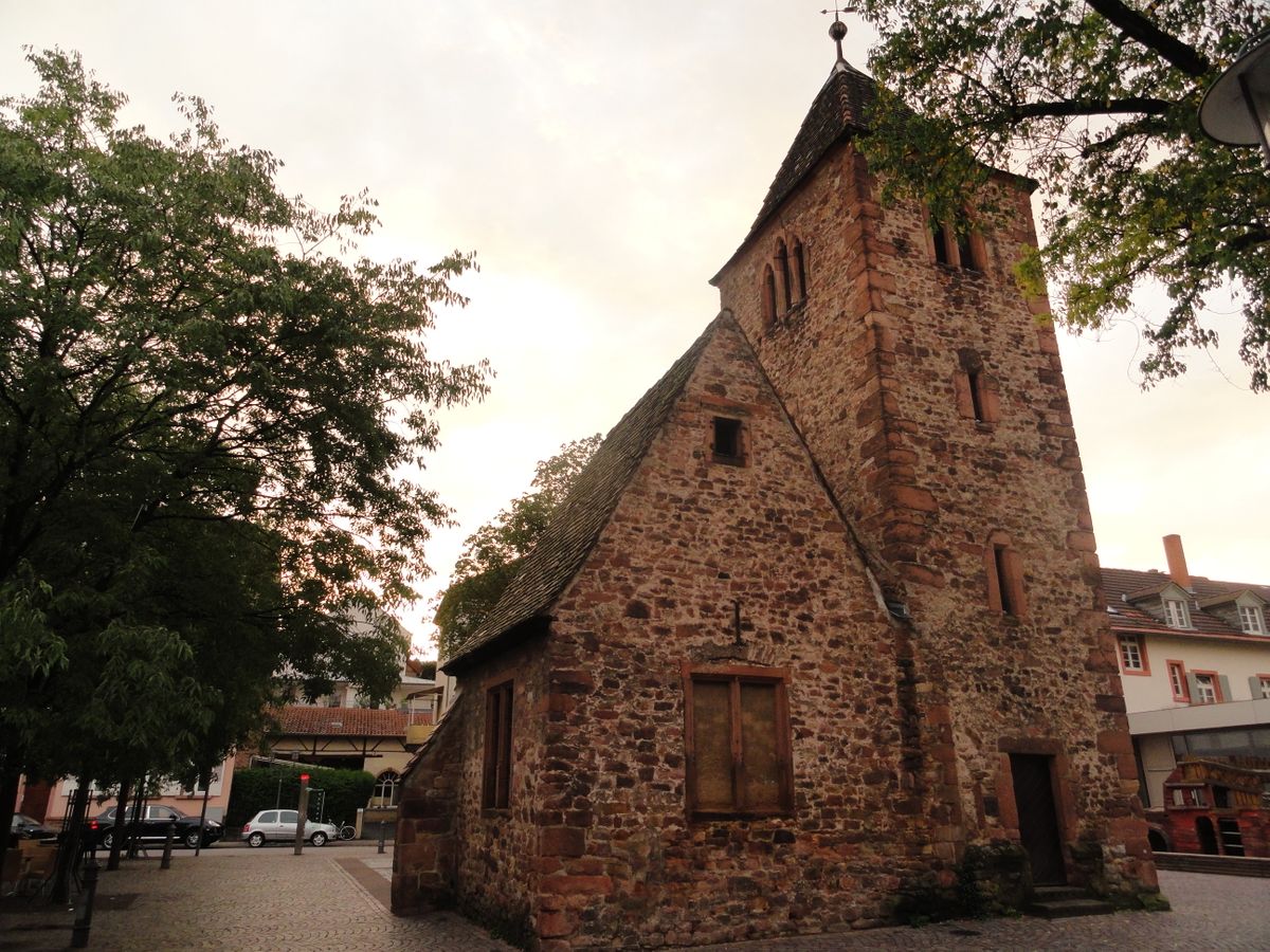 Ladenburger és Lutherstrasse sarkán a kis tér