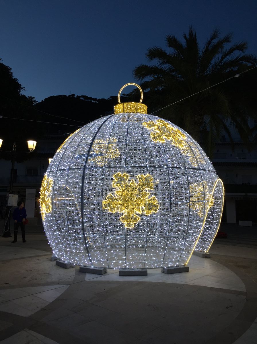 Karácsonyi gömb Mijasban
