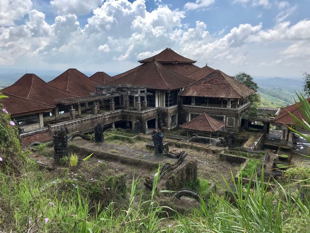 Abandoned hotel bali