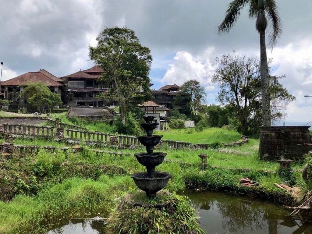 Abandoned hotel Bali